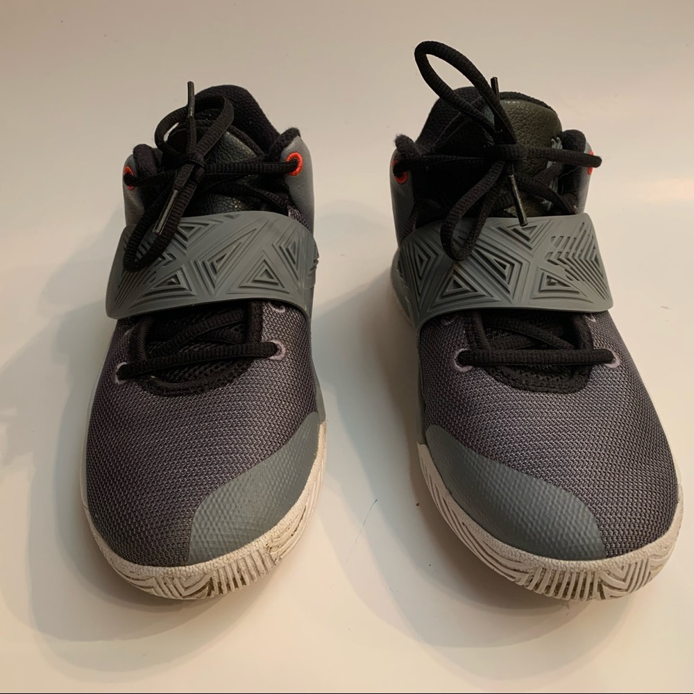 Nike Boys Flytrap Gray Basketball shoes-size 5
